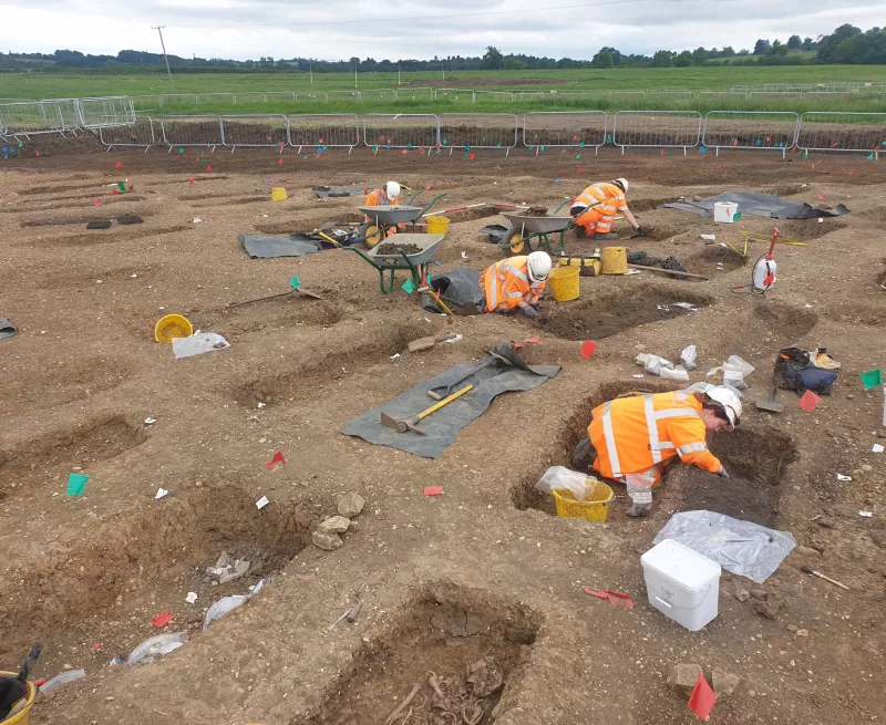 The OA team excavating the Roman cemetery at Fleet Marston