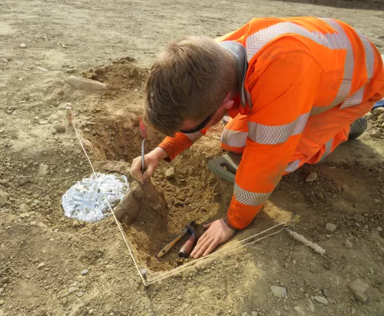Excavation of a late Neolithic jar