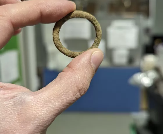 Metal loop held between the thumb and forefinger.